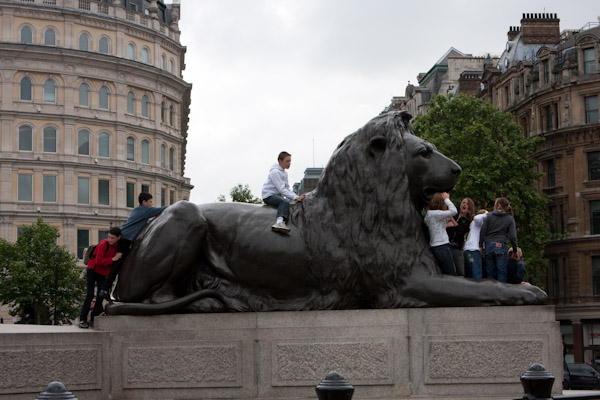 Teenagers posing on the lion statue