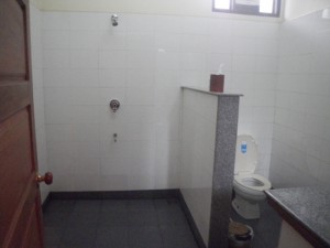 Clean and Spacious Bathroom at Golden Sunrise Hotel